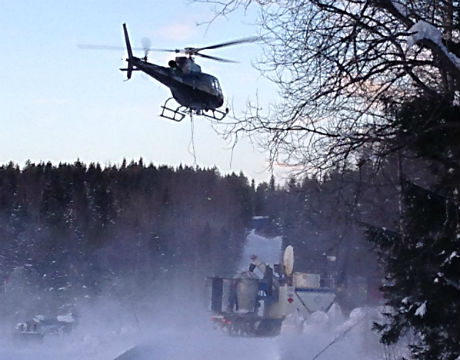 Helikopter som kalkar över sjön på vintern