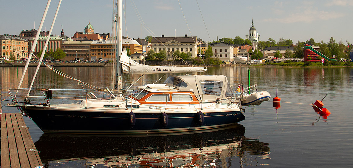 Båtar med Härnösands centrum i bakgrunden