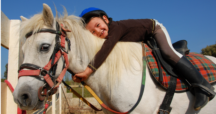 En flicka på en häst.