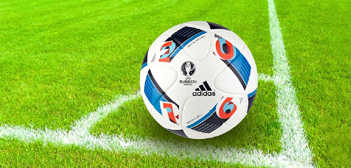 en fotboll på en gräsplan