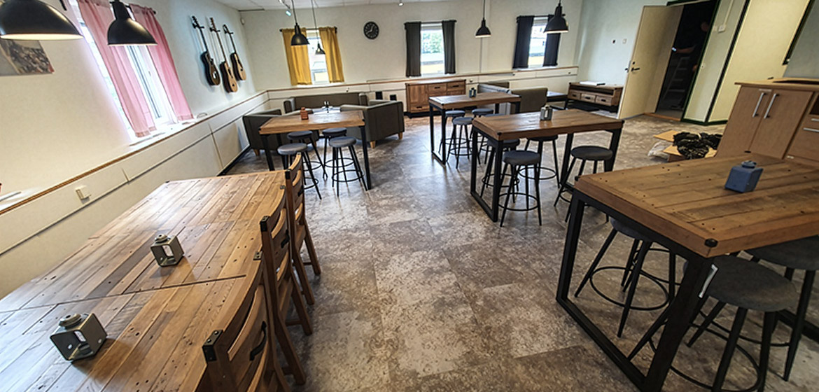 Rum med bord och stolar.