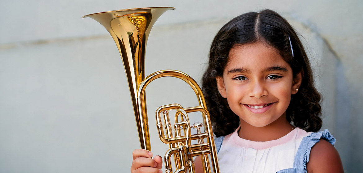 En flicka med en trombon.