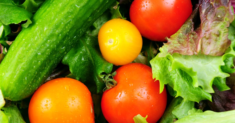 närbild på tomater, gurka och salladsblad
