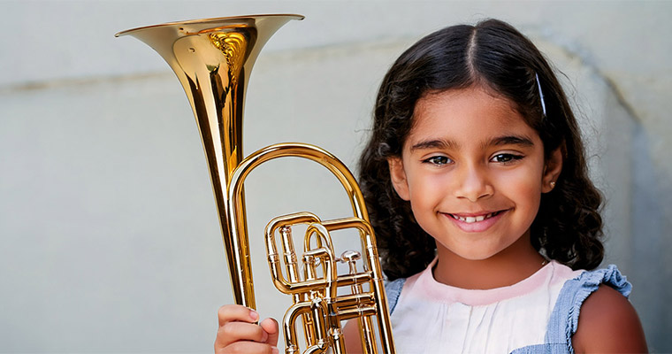 En flicka med en trumpet.