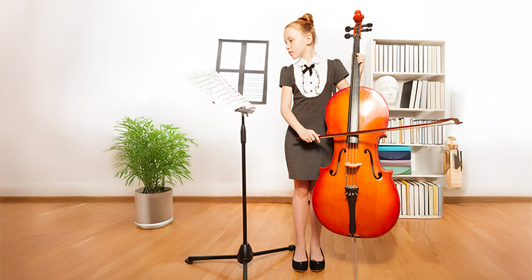 En flicka som spelar cello.