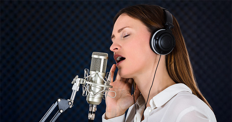 En flicka som sjunger.