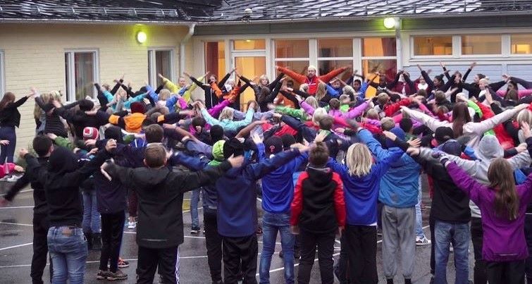 Elever på Gerestaskolan gör morgongymnastik
