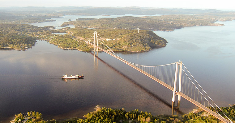 Flygbild över Högakustenbron. Ett fartyg passerar under bron.