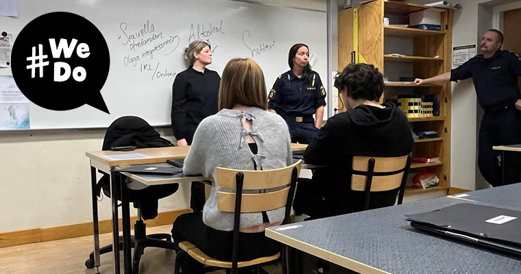 Elever i ett klassrum. LÄngst fram i rummet står två poliser i uniform och en kvinna och föreläser.