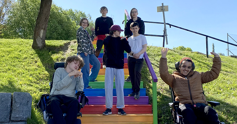 Anpassade gymnasieskolan stod för målningen av regnbågdstrappan.