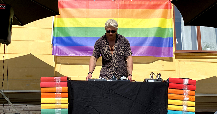 DJ Genri spelar på gymnasiets skolgård.