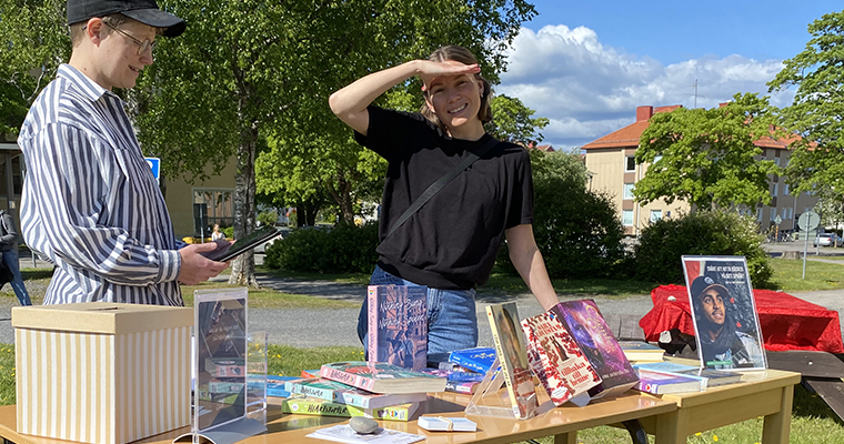 Bibliotekarierna Karin Jonsson Sandström och Elin Svedberg tipsar om bra läsning.