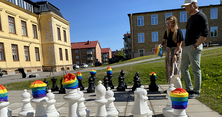 Socialpedagogen Maja Byanju och studie- och yrkesvägledaren Christoffer Wallin klädde på schackpjäserna.
