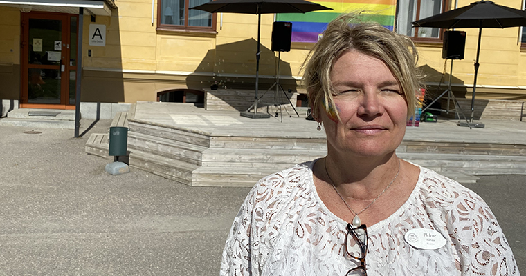 Regngångsmålning på kinden på rektor Helene Hålldin - liksom på många av hennes kollegor.
