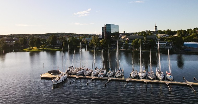 en brygga med många segelbåtar