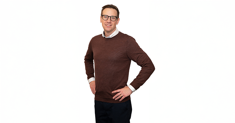 Porträttbild på en stående Jonathan Grip