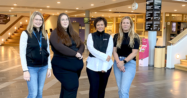 Fyra kvinnor står framför kommunens Servicecenter.