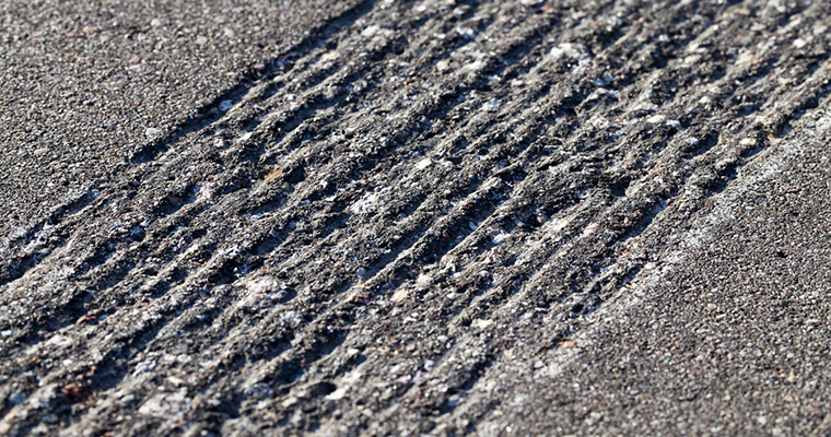 uppfräst svart asfalt i närbild