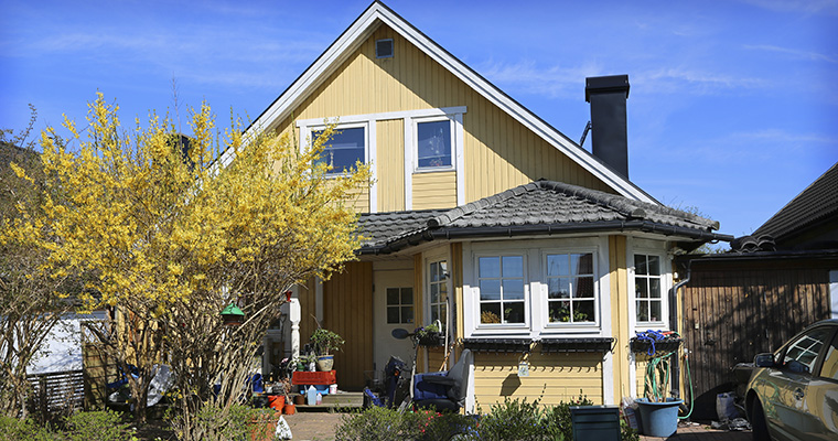 en gul villa med en tillbyggd del
