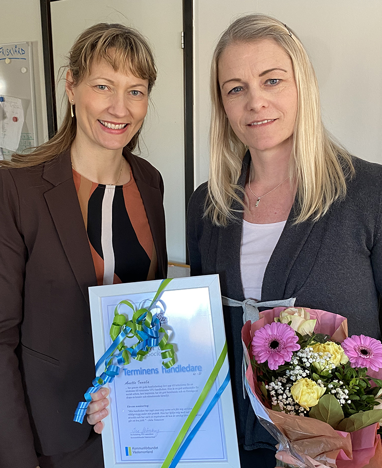 VFU-samordnare på Kommunförbundet Ina Strömberg lämnade över stipendium och blommor till Anette Innala