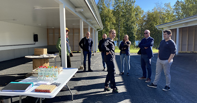 Lillskärs Carolina Hagren (i förgrunden) visar bostadsrättsradhusen på Strandängsvägen, Lövudden.