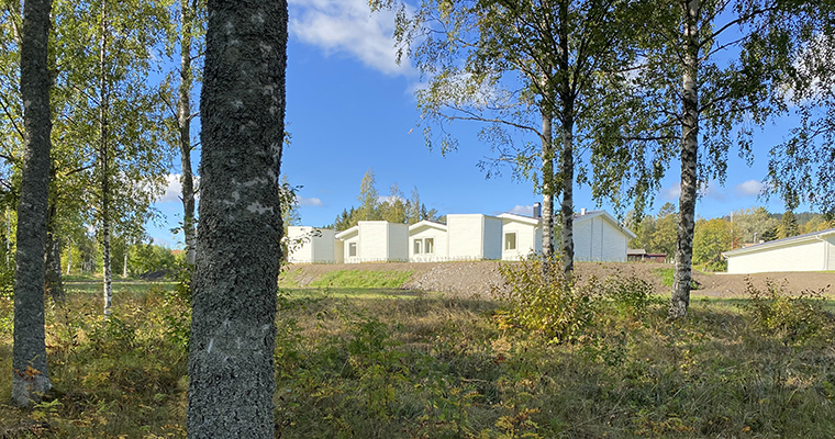 Från radhusen ner till grönområdet och vattnet är det bara ett stenkast.