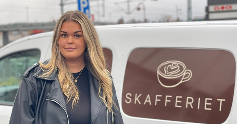 Kvinna framför skåpbil med logotypen Skafferiet