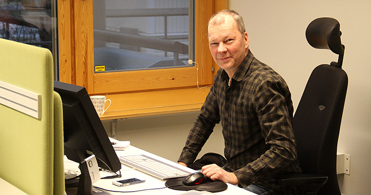Lars Kågström vid sin dator.