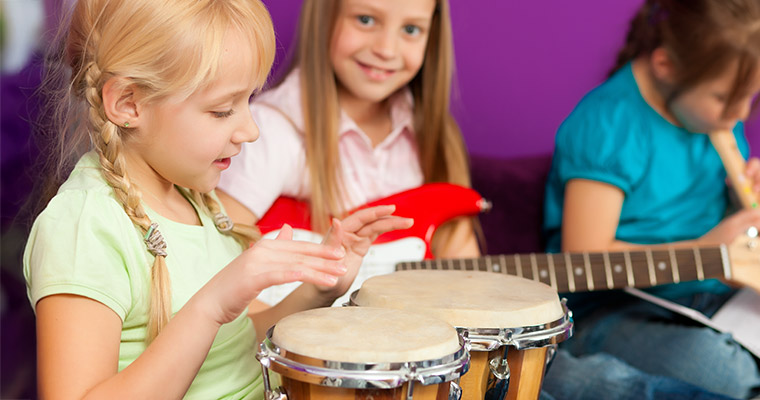 Barn som spelar musik.