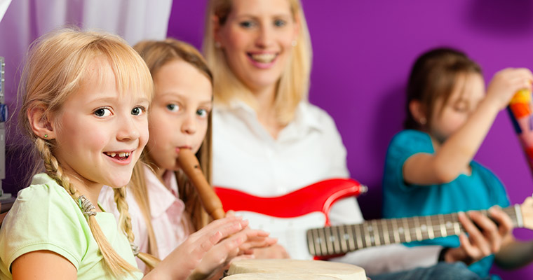 Barn spelar musik.