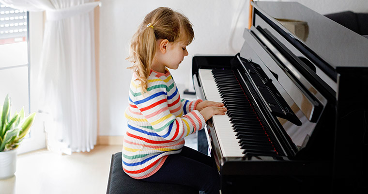 En flicka som spelar piano.