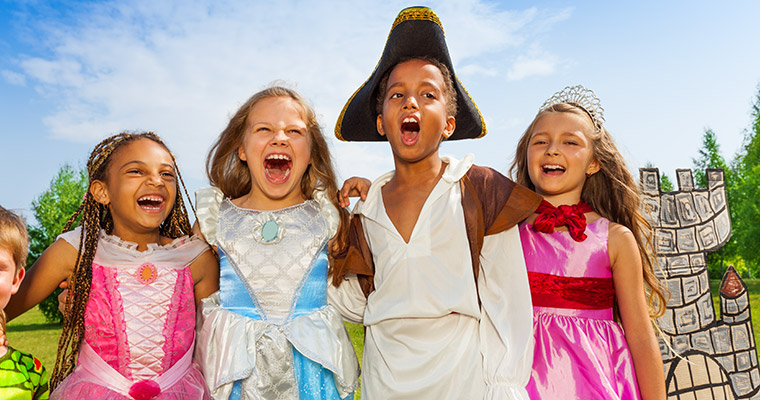 Barn som spelar teater.