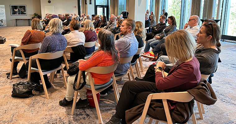 många personer sitter i en föreläsningssal