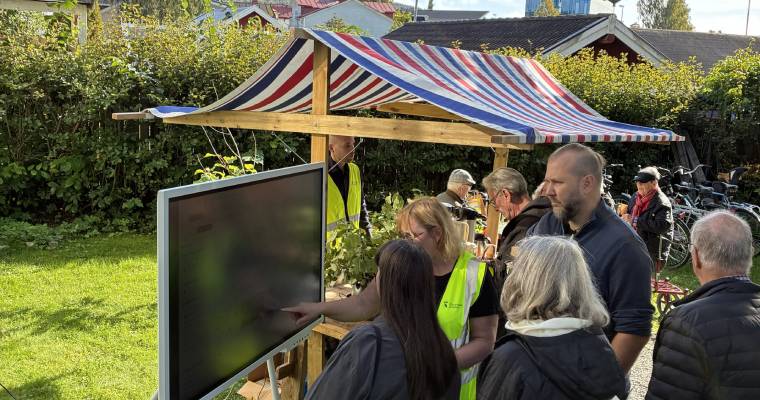 Besökare på stadsdelseventet tar del av kulturmiljökarta. 