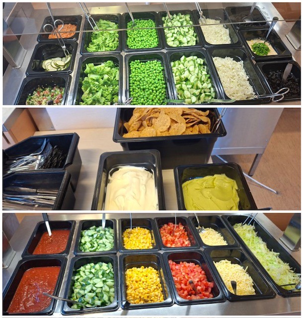 Grönbackens förskolas lunchbuffé med lax, potatis, sås och grönsaker