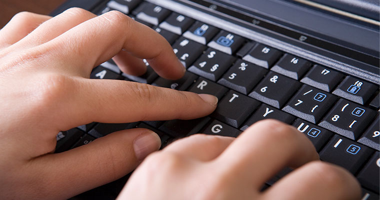 Händer som skriver på ett tangentbord