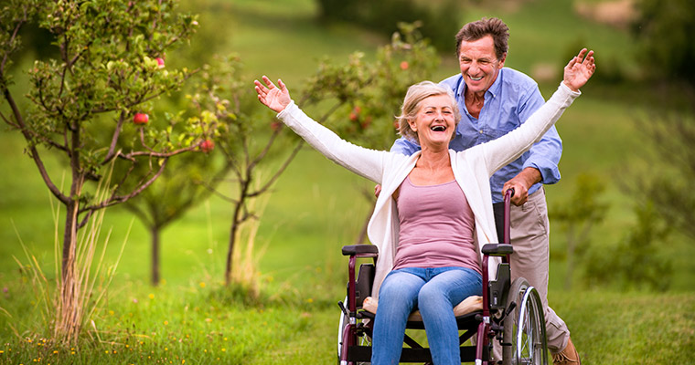 En rullstolsburen kvinna och en man.