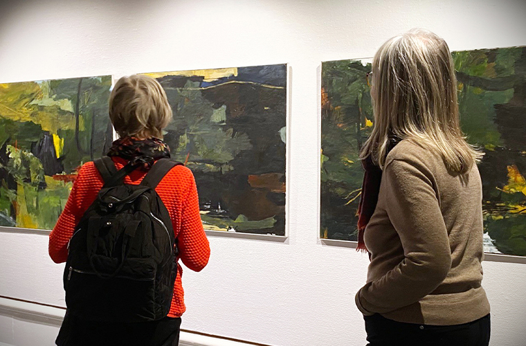 Besökare i Stefan Holmgren utställning