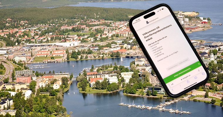 Fotomontage: En flygbild över Härnösand och en telefon som visar enkäten.