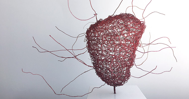 textilt konstverk i form av ett rött hjärta