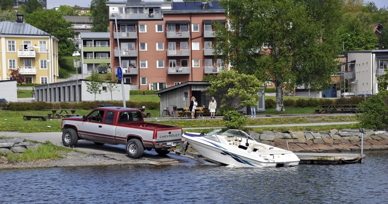 en bil backar med en båt på en båtramp