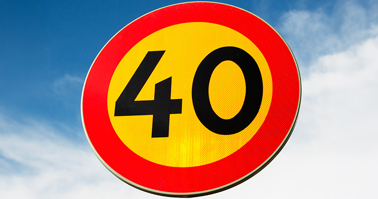 en rund gul skylt med röd ram och siffran 40