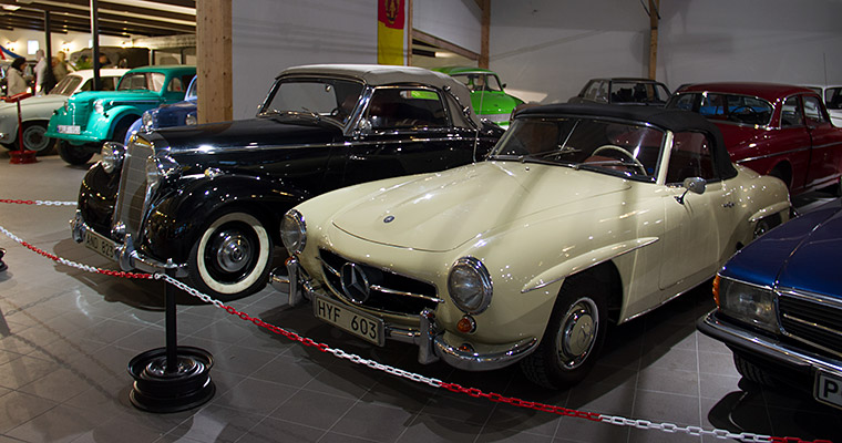Vackra bilar från förr på Härnösands Bilmuseum.