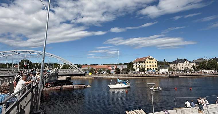 en båt är på väg mot en öppnad bro