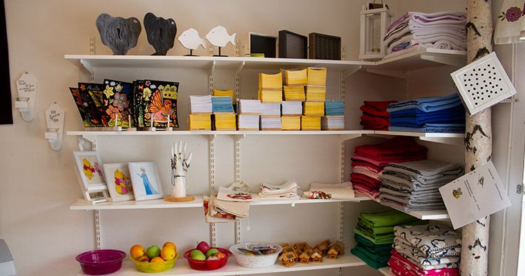 Hyllor med blandade varor.