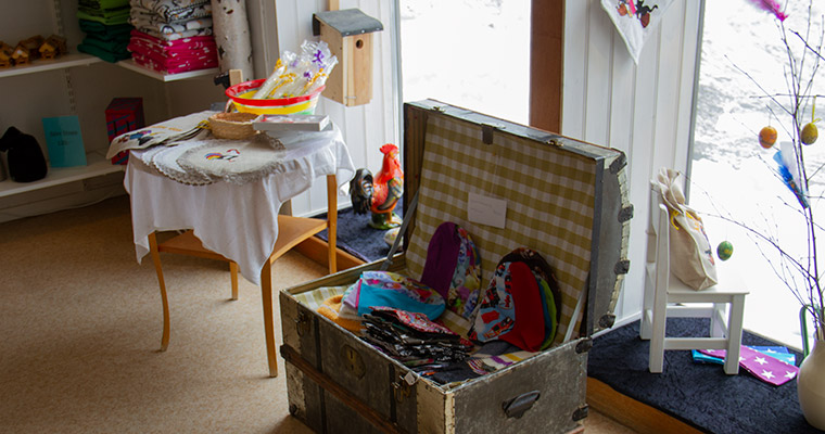 En koffert med varor.