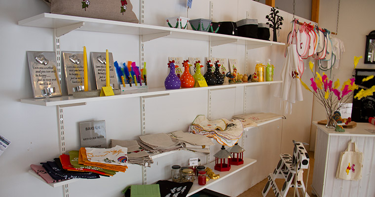 Hyllor med blandade varor.