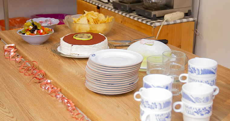 Vi firar med gott fika.