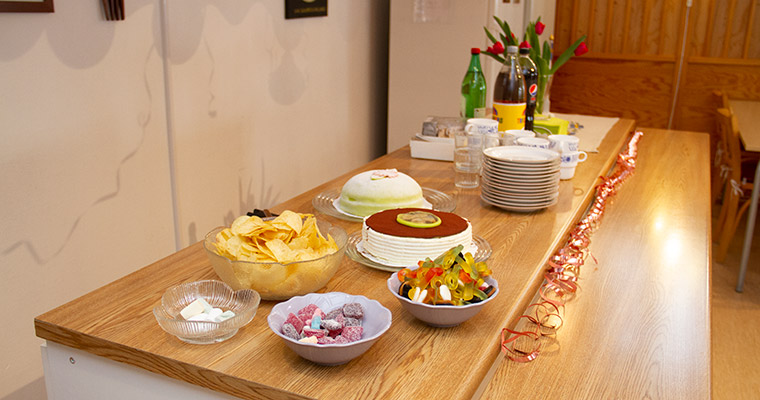 Vi firar med gott fika.