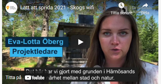 Projektledare Eva-Lotta Öberg framför det vindskydd där Härnösands kommun installerat skogs-wifi.